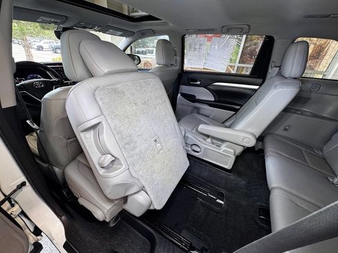 Used 2018 Toyota Highlander XLE FWD image 46