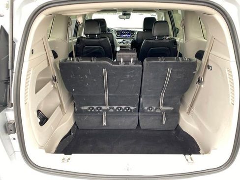 Used 2024 Chrysler Pacifica Touring-L FWD image 19
