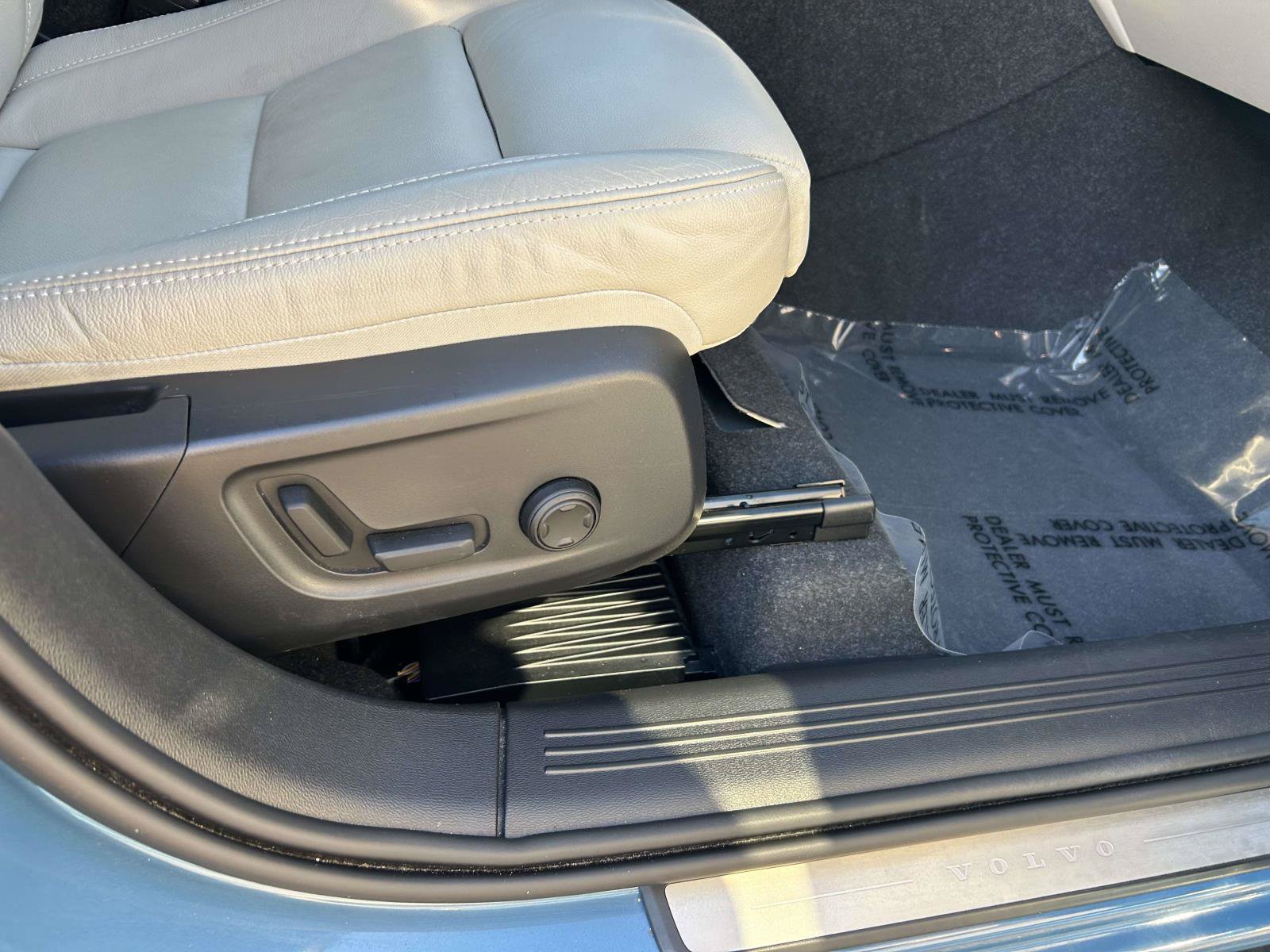 Certified 2024 Volvo XC40 B5 Plus w/ Climate Package AWD/4WD image 13