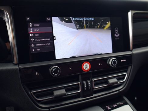 Certified 2025 Porsche Macan AWD/4WD image 18