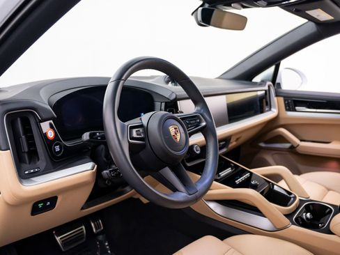 Certified 2025 Porsche Cayenne Coupe AWD/4WD image 4