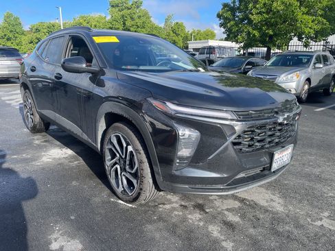 Used 2025 Chevrolet Trax RS w/ Sunroof Package image 1