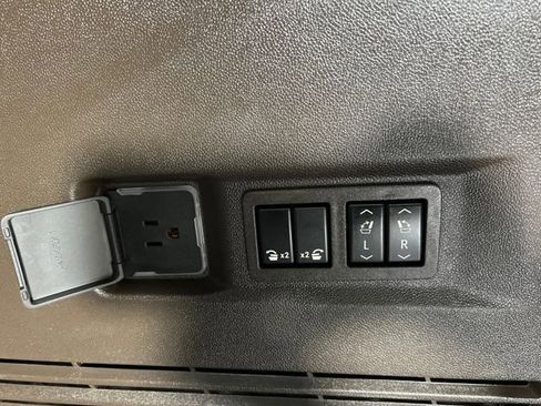 Used 2021 GMC Yukon Denali w/ Denali Premium Package image 8