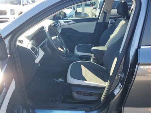 Certified 2025 Volkswagen Taos SE image 16