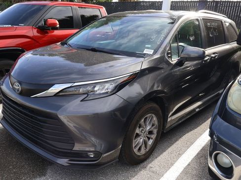 Used 2025 Toyota Sienna XLE image 2