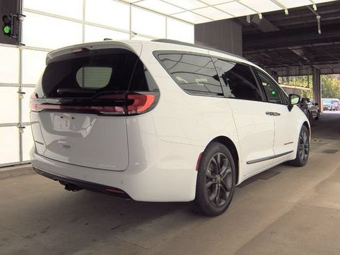Used 2024 Chrysler Pacifica Touring-L w/ Road Tripper Package FWD image 4