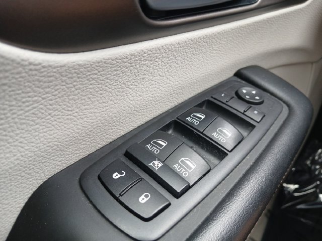 Used 2017 Chrysler Pacifica Touring-L Plus FWD image 6