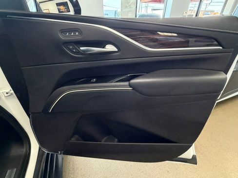 Used 2023 Cadillac Escalade Premium Luxury AWD/4WD image 44