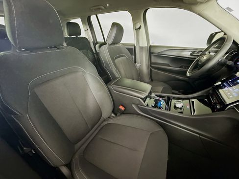 Used 2023 Jeep Grand Cherokee Laredo image 33