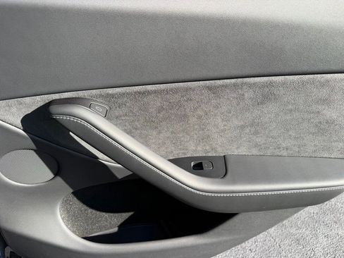 Used 2024 Tesla Model Y Long Range image 31