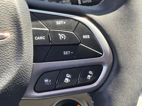 Used 2023 Chrysler Pacifica Touring-L FWD image 17