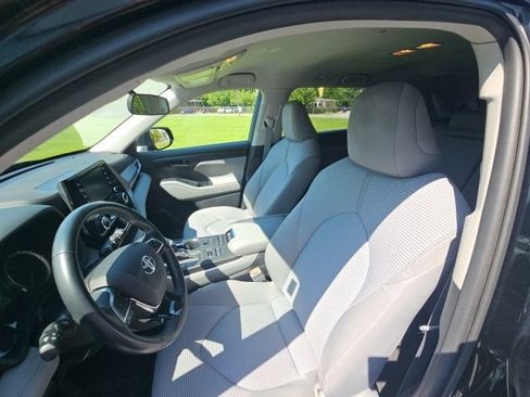 Used 2021 Toyota Highlander LE AWD/4WD image 11