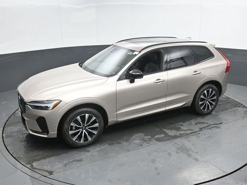 Used 2025 Volvo XC60 B5 Plus AWD/4WD image 33