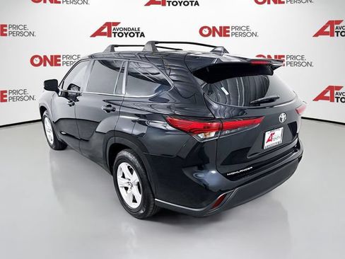 Used 2023 Toyota Highlander LE FWD image 5