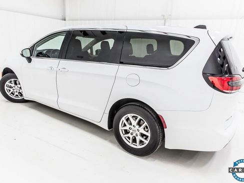 Used 2023 Chrysler Pacifica Touring-L image 4