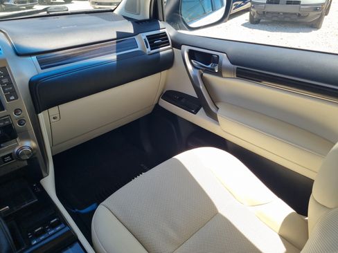 Used 2021 Lexus GX 460 Premium w/ Accessory Package AWD/4WD image 15