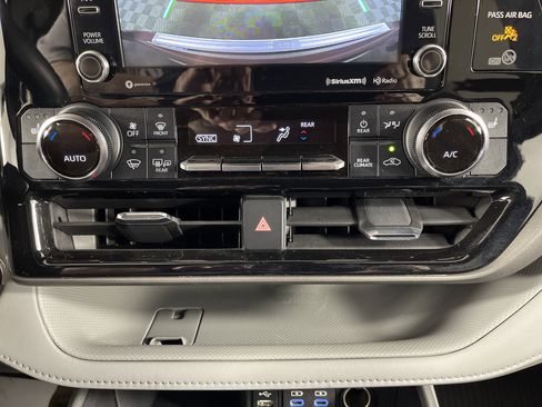 Used 2022 Toyota Highlander XLE image 25