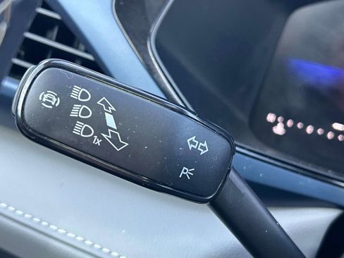 Used 2024 Volkswagen Taos SE image 25