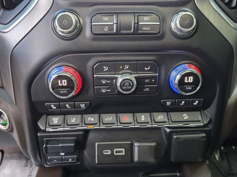 Used 2020 GMC Sierra 2500 Denali w/ Denali Ultimate Package AWD/4WD image 17