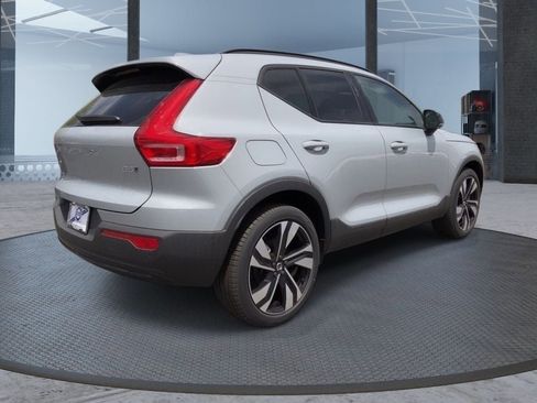 Used 2025 Volvo XC40 B5 Plus w/ Protection Package Premier AWD/4WD image 4