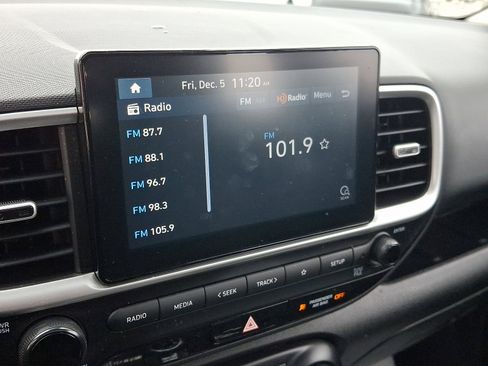 Used 2022 Hyundai Venue SEL image 17