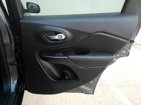 Used 2020 Jeep Cherokee Trailhawk AWD/4WD image 22