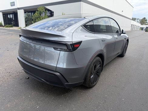 Used 2026 Tesla Model Y Long Range AWD/4WD image 3
