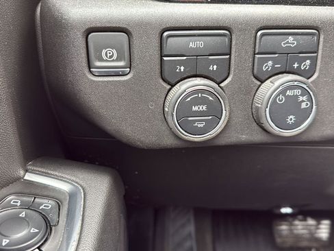 Used 2025 Chevrolet Silverado 1500 LT AWD/4WD image 23