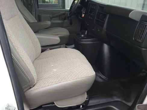 Used 2017 GMC Savana 3500 image 19