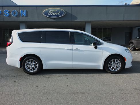 Used 2024 Chrysler Pacifica Touring-L image 2