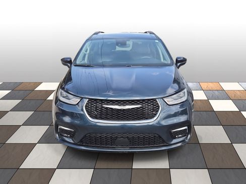 Used 2022 Chrysler Pacifica Touring-L FWD image 2