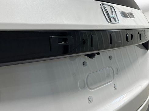 New 2025 Honda Pilot Touring image 9