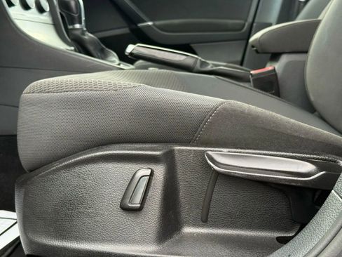 Used 2016 Volkswagen Golf S image 20