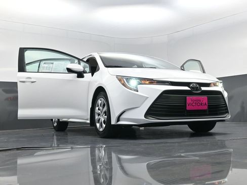 Used 2025 Toyota Corolla LE image 27
