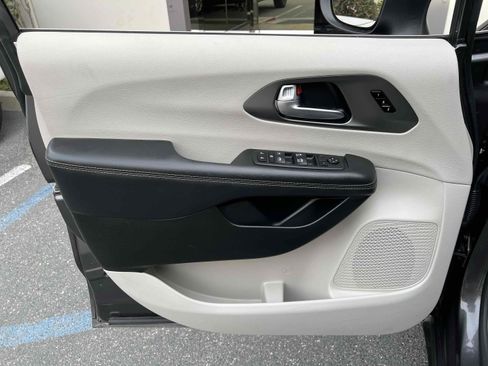 Used 2023 Chrysler Pacifica Touring-L image 65