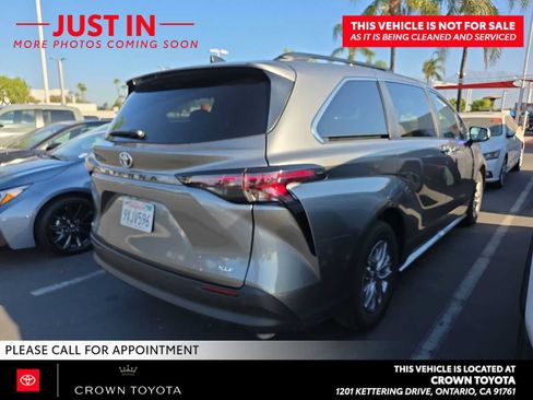 Used 2026 Toyota Sienna XLE FWD image 2
