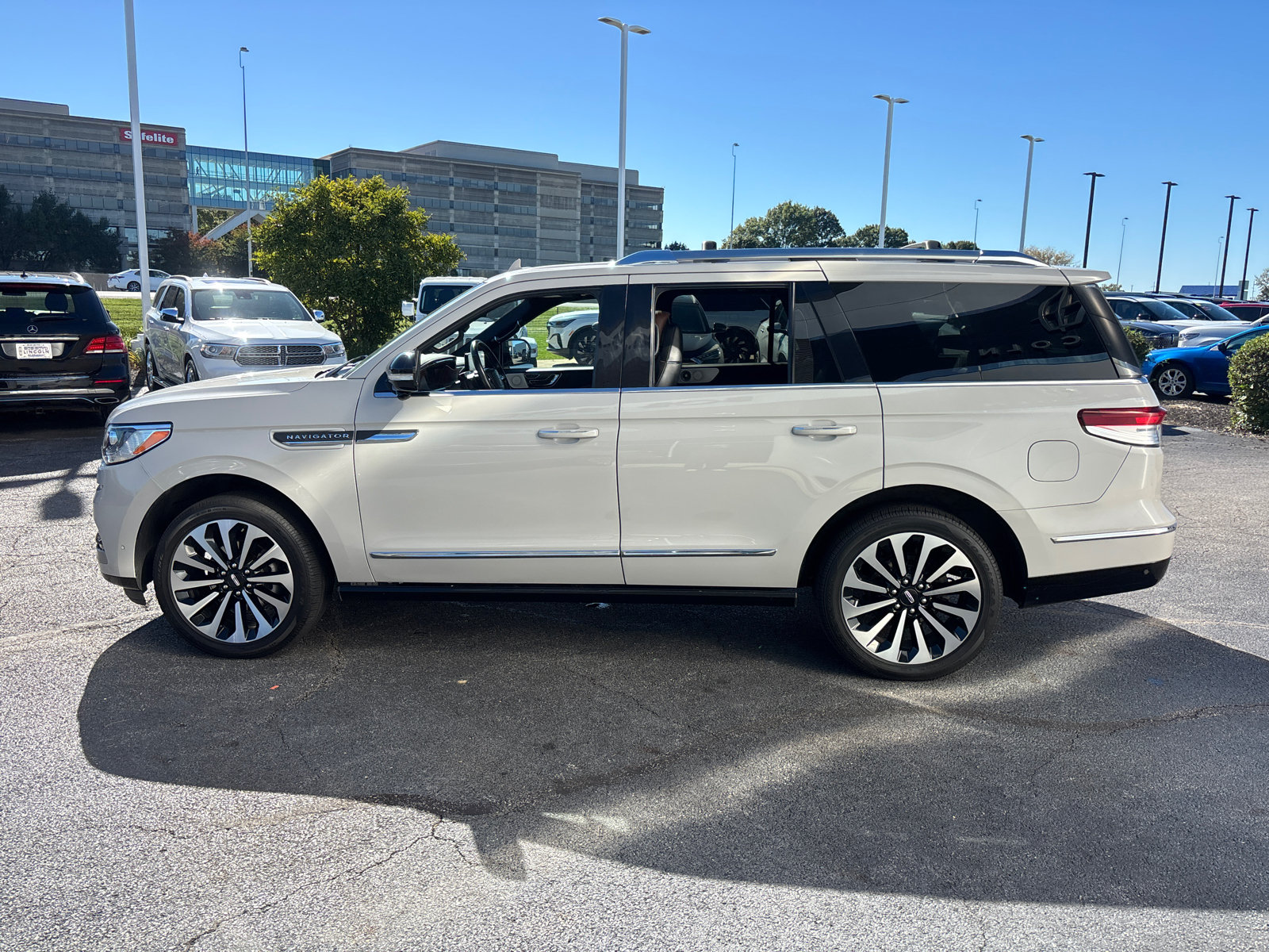 Certified 2022 Lincoln Navigator Reserve AWD/4WD image 4