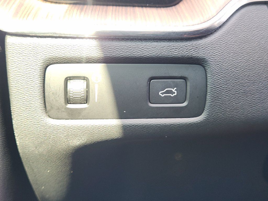 Used 2021 Volvo XC60 T5 Momentum w/ Premium Package FWD image 27
