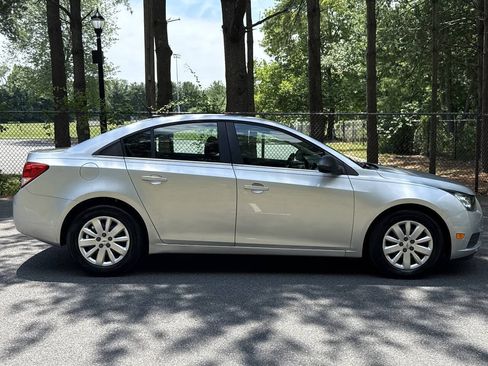 Used 2011 Chevrolet Cruze LS FWD image 4