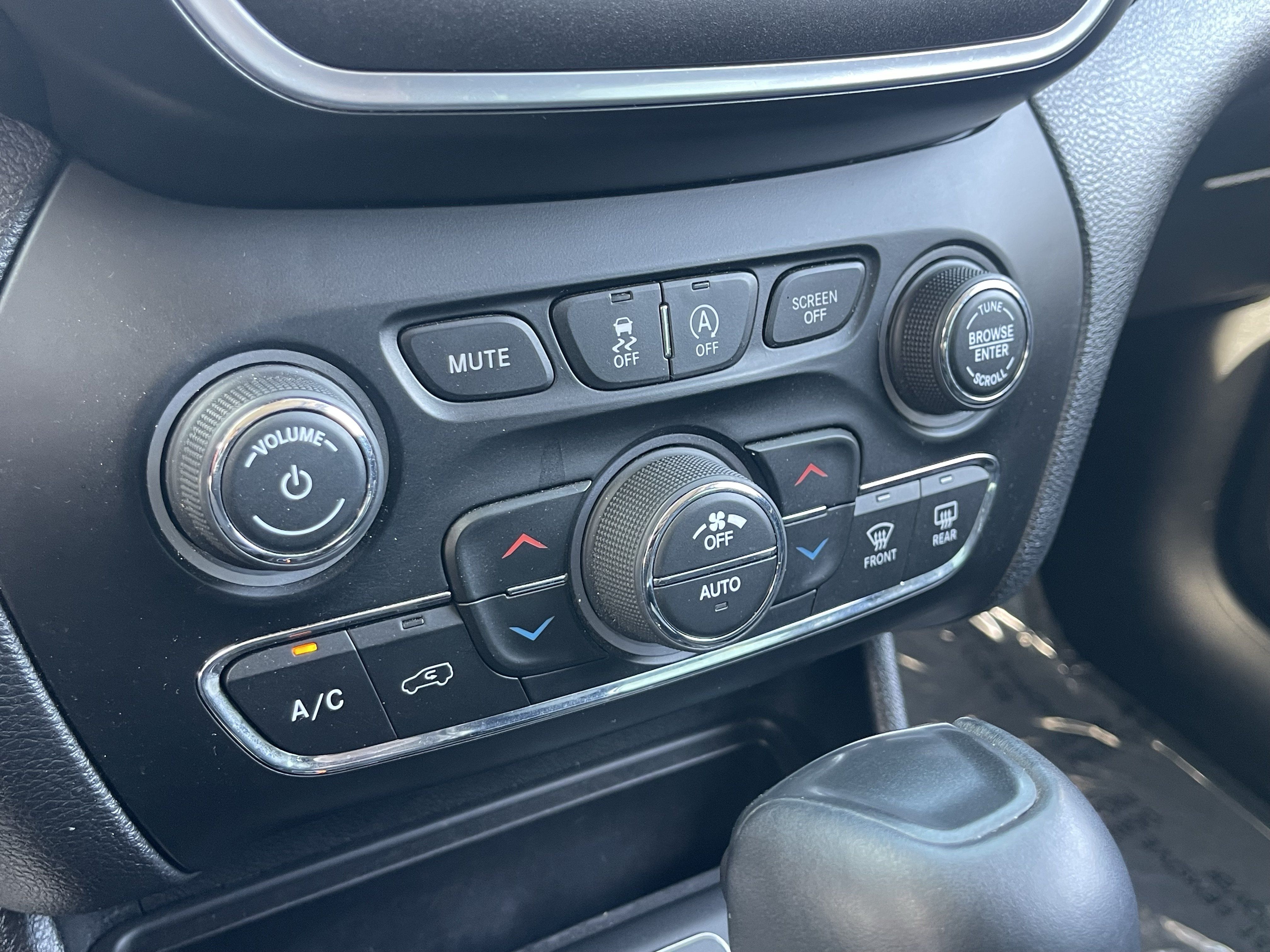 Used 2021 Jeep Cherokee Trailhawk w/ Sun, Sound & Nav Group AWD/4WD image 27