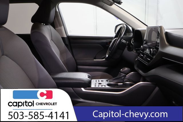 Used 2023 Toyota Highlander LE AWD/4WD image 28