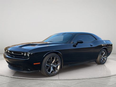 Used 2018 Dodge Challenger SXT w/ Driver Convenience Group image 15