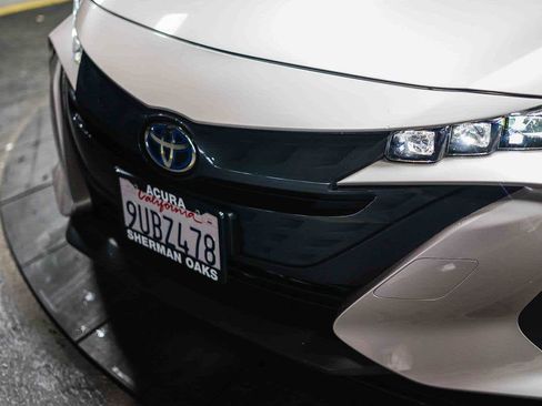 Used 2022 Toyota Prius Prime LE image 9