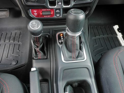 Used 2022 Jeep Wrangler Unlimited Rubicon w/ Cold Weather Group AWD/4WD image 25