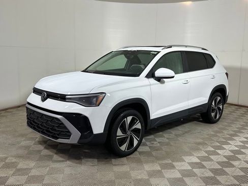Certified 2025 Volkswagen Taos SE w/ Panoramic Sunroof Package AWD/4WD image 3