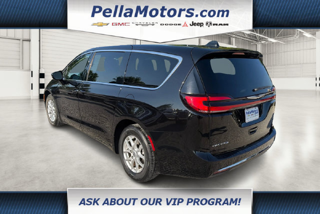 Used 2024 Chrysler Pacifica Touring-L FWD image 5