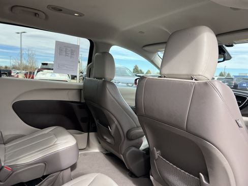 Used 2017 Chrysler Pacifica Touring-L image 20