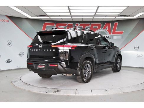 Used 2022 Nissan Pathfinder SV image 5