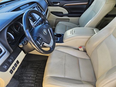 Used 2017 Toyota Highlander Limited Platinum image 12