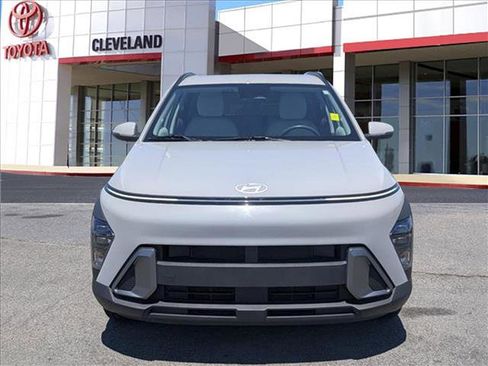 Used 2024 Hyundai Kona SEL w/ Convenience Package FWD image 3